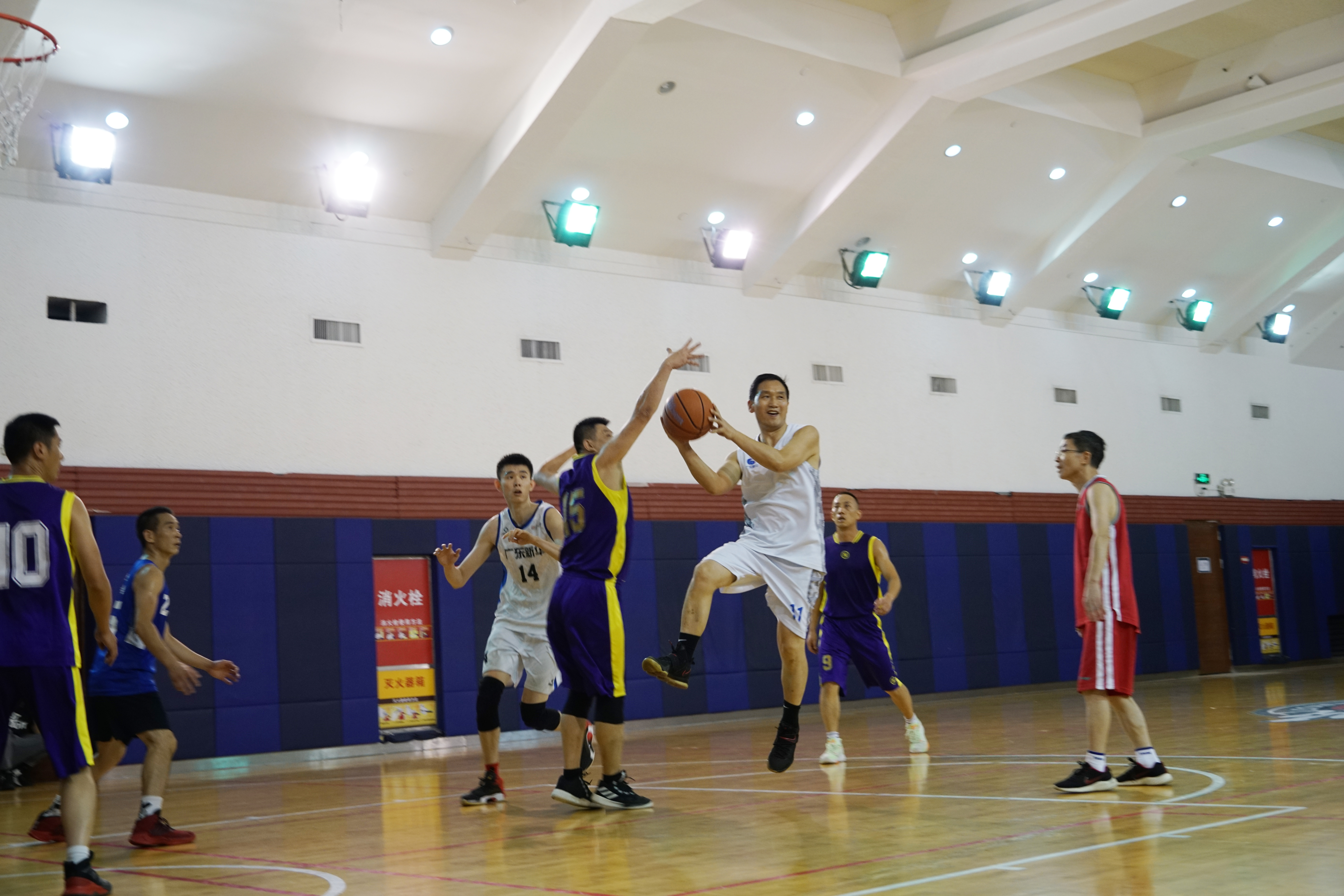 广东新华发行集团与广州市档案馆举行篮球友谊赛